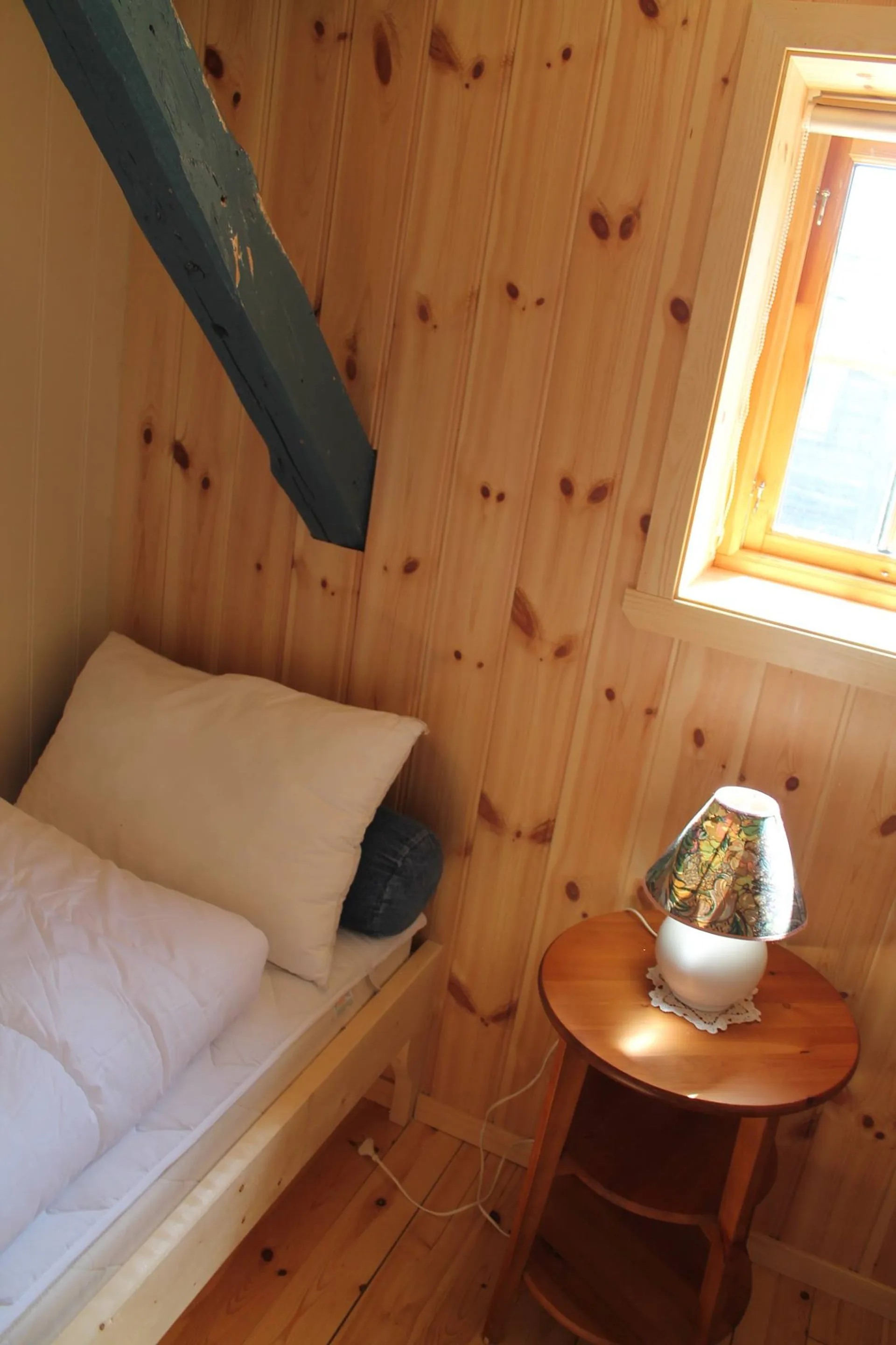 Bedroom with twin beds